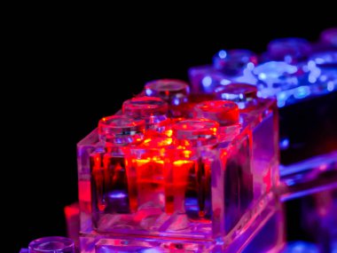 Parlak LED ışıkları olan oyuncak tuğlalar