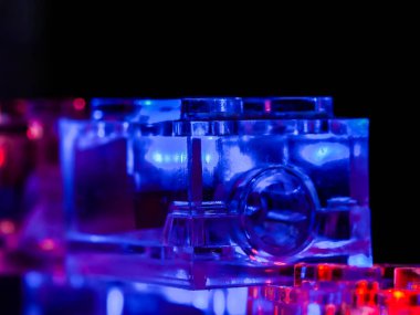 Parlak LED ışıkları olan oyuncak tuğlalar