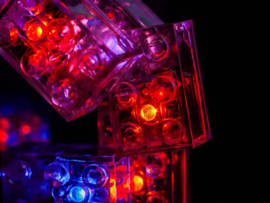 Parlak LED ışıkları olan oyuncak tuğlalar