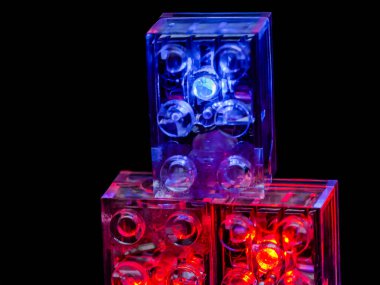 Parlak LED ışıkları olan oyuncak tuğlalar