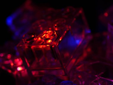 Parlak LED ışıkları olan oyuncak tuğlalar