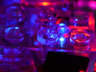 Parlak LED ışıkları olan oyuncak tuğlalar