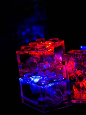 Parlak LED ışıkları olan oyuncak tuğlalar