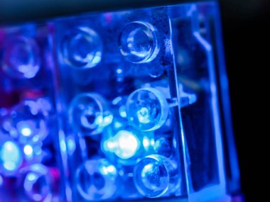 Parlak LED ışıkları olan oyuncak tuğlalar