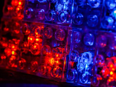 Parlak LED ışıkları olan oyuncak tuğlalar