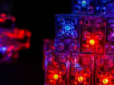 Parlak LED ışıkları olan oyuncak tuğlalar