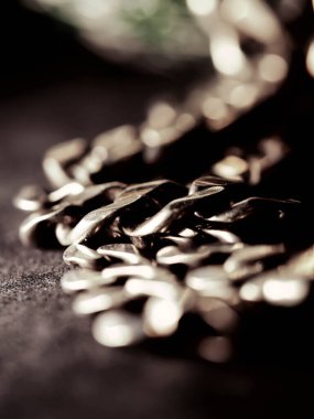 Gümüş bir zincirin soyut arkaplanı