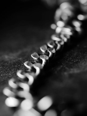 Gümüş bir zincirin soyut arkaplanı