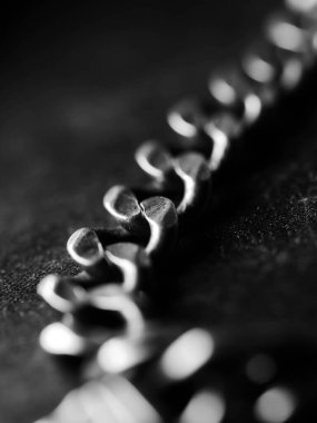 Gümüş bir zincirin soyut arkaplanı