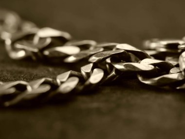 Gümüş bir zincirin soyut arkaplanı