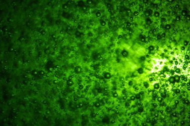 Su arka planında hava kabarcıkları. Denizdeki soyut oksijen kabarcıkları. Su kabarcıkları siyah arkaplanda izole edilir..