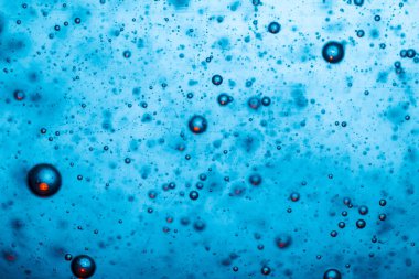 Su arka planında hava kabarcıkları. Denizdeki soyut oksijen kabarcıkları. Su kabarcıkları siyah arkaplanda izole edilir..