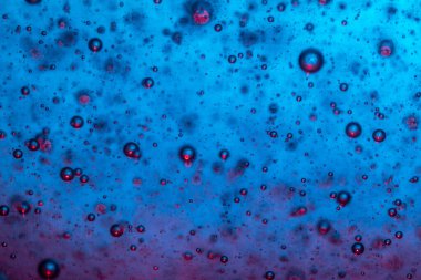 Su arka planında hava kabarcıkları. Denizdeki soyut oksijen kabarcıkları. Su kabarcıkları siyah arkaplanda izole edilir..