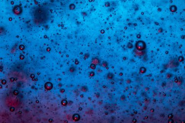 Su arka planında hava kabarcıkları. Denizdeki soyut oksijen kabarcıkları. Su kabarcıkları siyah arkaplanda izole edilir..