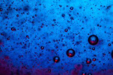 Su arka planında hava kabarcıkları. Denizdeki soyut oksijen kabarcıkları. Su kabarcıkları siyah arkaplanda izole edilir..