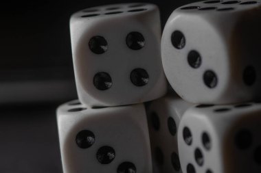 Zarlar siyah arkaplanda izole edildi