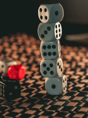 Klasik arka planda kumar zarları