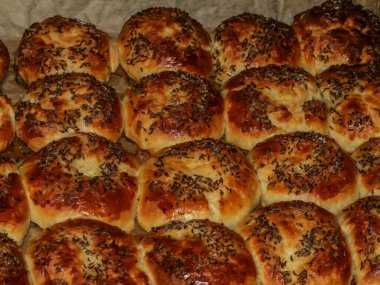 Siyah güveçte pişmiş kimyon yumurtalı çörekler.