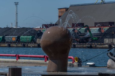 VENTSPILS, LATVIA, 9 Haziran 2019: Parklar, anıtlar ve sokaklar.