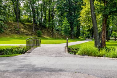 Park yolu. Riga 'daki Arkadijas Parkı, bölge ajansları.