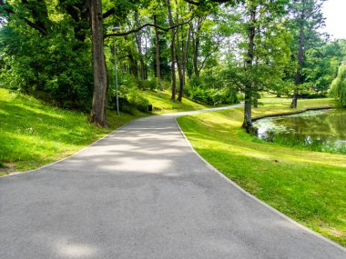 Park yolu. Riga 'daki Arkadijas Parkı, bölge ajansları.