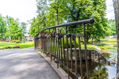 Nehir boyunca parktaki köprü. Arkadijas Parkı, Riga, Letonya.