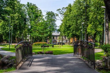 Nehir boyunca parktaki köprü. Arkadijas Parkı, Riga, Letonya.