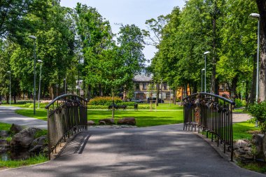 Nehir boyunca parktaki köprü. Arkadijas Parkı, Riga, Letonya.