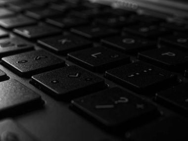 Klavye beyaz / gri / siyah dizüstü bilgisayar. Laptop klavyesi. Dizüstü bilgisayarlar taşınabilir. Gri dizüstü bilgisayarda siyah klavye. Klavyeyi kapat