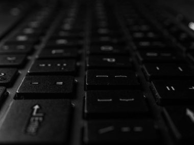 Klavye beyaz / gri / siyah dizüstü bilgisayar. Laptop klavyesi. Dizüstü bilgisayarlar taşınabilir. Gri dizüstü bilgisayarda siyah klavye. Klavyeyi kapat