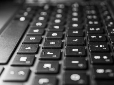 Klavye beyaz / gri / siyah dizüstü bilgisayar. Laptop klavyesi. Dizüstü bilgisayarlar taşınabilir. Gri dizüstü bilgisayarda siyah klavye. Klavyeyi kapat