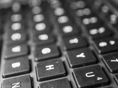 Klavye beyaz / gri / siyah dizüstü bilgisayar. Laptop klavyesi. Dizüstü bilgisayarlar taşınabilir. Gri dizüstü bilgisayarda siyah klavye. Klavyeyi kapat