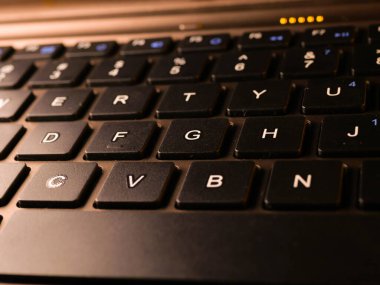 Klavye beyaz / gri / siyah dizüstü bilgisayar. Laptop klavyesi. Dizüstü bilgisayarlar taşınabilir. Gri dizüstü bilgisayarda siyah klavye. Klavyeyi kapat