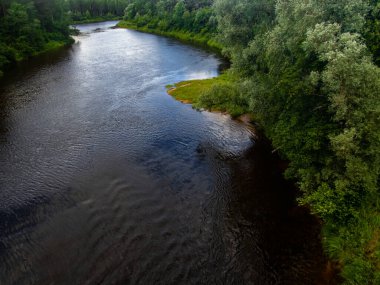 Temmuz ayında Sigulda, Letonya 'da yaz mevsiminde ormanla çevrili Gauja Nehri manzarası