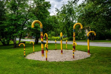Sigulda, Letonya - 11 Temmuz 2020: Letonya gezisi. Cane Park, Sigulda şehrinde popüler bir turistik merkezdir.