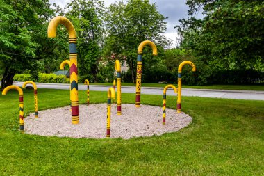 Sigulda, Letonya - 11 Temmuz 2020: Letonya gezisi. Cane Park, Sigulda şehrinde popüler bir turistik merkezdir.