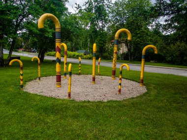 Sigulda, Letonya - 11 Temmuz 2020: Letonya gezisi. Cane Park, Sigulda şehrinde popüler bir turistik merkezdir.