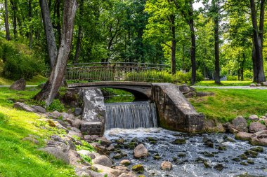 Letonya Riga 'nın eko parkında küçük bir şelale