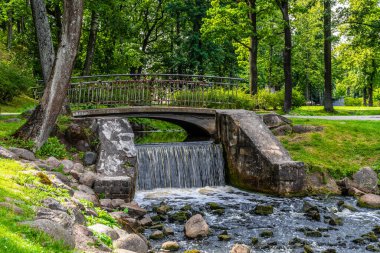 Letonya Riga 'nın eko parkında küçük bir şelale