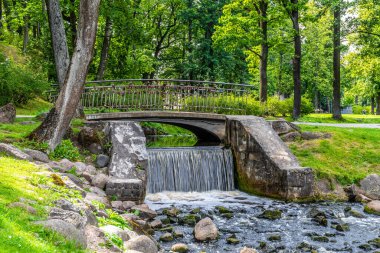 Letonya Riga 'nın eko parkında küçük bir şelale