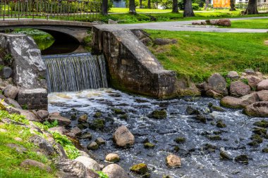 Letonya Riga 'nın eko parkında küçük bir şelale