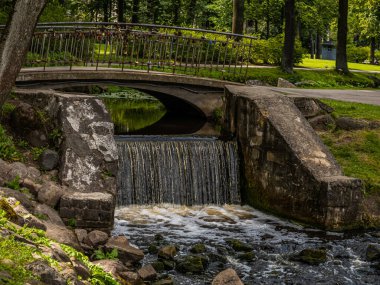 Letonya Riga 'nın eko parkında küçük bir şelale
