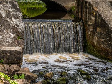 Letonya Riga 'nın eko parkında küçük bir şelale