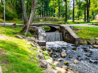 Letonya Riga 'nın eko parkında küçük bir şelale