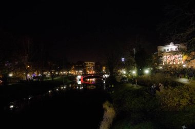 Riga, Letonya, 11.17.2017. Işık festivali 'Staro Riga'.