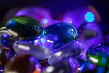 Renkli cam taşlardan yapılmış bir duvar tarafından oluşturulan arkaplan