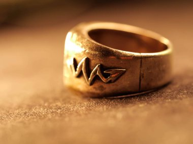 Odaklanmış eski gümüş yüzükler