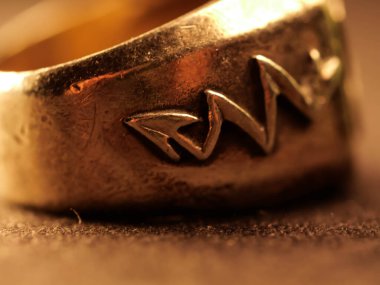 Odaklanmış eski gümüş yüzükler