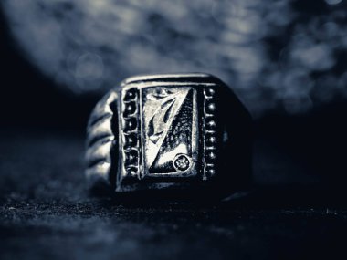 Odaklanmış eski gümüş yüzükler