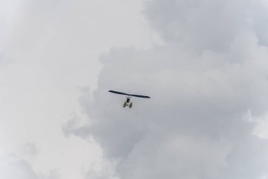 Hafif uçak, deltaplane, beyaz bulutlu gökyüzüne karşı. deltaplane